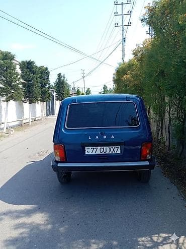 oturacaq vaz: Lada Niva (VAZ 2121) – mavi rəngli, 3 qapılı off-road SUV — 2