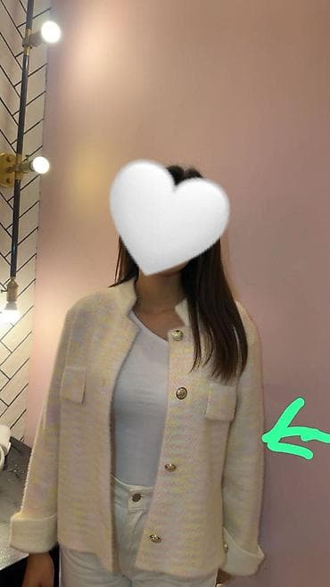 Zərif qadın jaketi - Model: qısa, düyməli jaket - Rəng/naxış: krem
