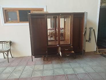 taxt işlenmiş: Vitrinli qonaq otağı dolabı - Klassik üslubda, parlaq taxta — 1