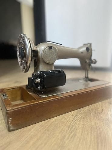 Köhnə tip elektriklə işləyən tikiş maşını - Korpus: metal gövdə at lalafo.az Köhnə tip elektriklə işləyən tikiş maşını - Korpus: metal gövdə