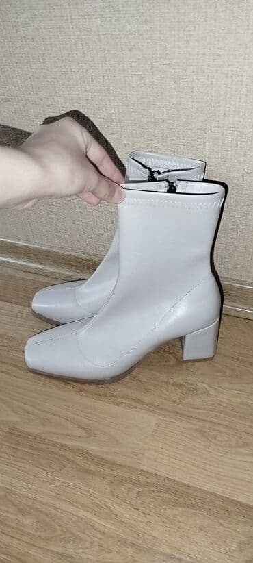 Ağ rəngli qadın botları - Model: kvadrat burunlu, yarımboğaza qədər -