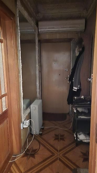 tecili ucuz ev satilir: Bakı, 5-ci mikrorayon, 3 otaqlı, Köhnə tikili, m. Memar Əcəmi, 65 kv. m — 3