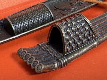 papaq şekli: Bu iki bürünc rəngli buxur qabı, Asiya mədəniyyətindən ilhamlanaraq — 4