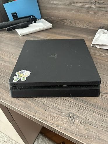 PlayStation 4 Slim (Sony) - Model: PS4 Slim, qara rəng - Korpus: üst
