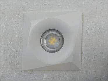 Ağ rəngdə kvadrat formalı LED işıq. Yüngül və yığcam dizaynı sayəsində