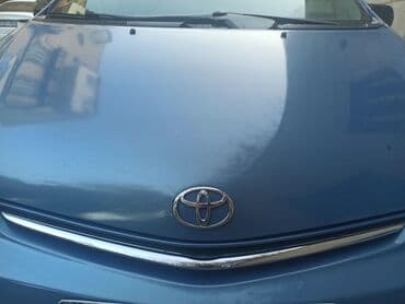 Toyota – mavi rəngli (metalik) hetçbek/sedan ön kapot görüntüsü. -