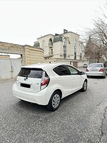 padyomnik satisi: Toyota Prius: 1.8 l | 2018 il Sedan — 5