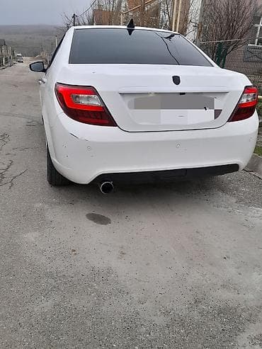 Aksesuarlar və tüninq: Ağ rəngli sedan avtomobil Xüsusiyyətlər: - Kuzov: 4 qapılı sedan, ağ — 9