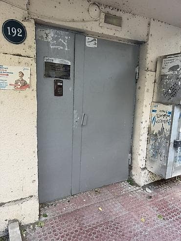 qarayev 3 otaqli evler: 3 otaqlı Leningrad lahiyəli mənzil satılır, 2/5 daş bina, A.Sultanova — 1