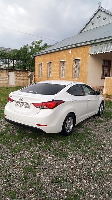 mercedes g class: Hyundai Elantra: 1.8 l | 2014 il Sedan — 2