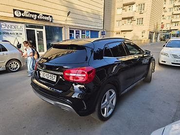 azerbaycan elektrik avtomobil: Mercedes-Benz GLA-Class, qara rəngli kompakt krossover. Hazir lizingde — 3