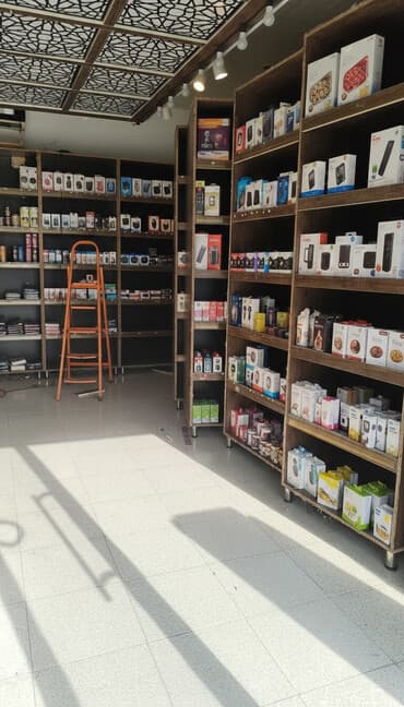 Mağaza üçün vitrinalar və rəf sistemləri - Material: ağac əsaslı