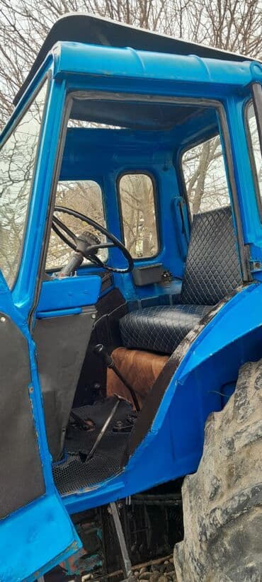 Yağlar və avtokimyəvi maddələr: Mavi rəngli təkərli traktor - Güclü dizel mühərrikli, qabaqda — 1