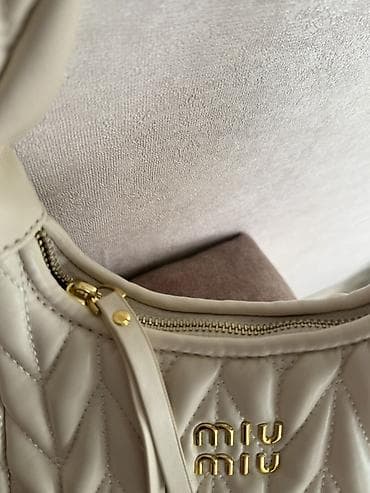 Miu Miu çiyin çantası – krem rəngli, yumşaq dəri fakturalı, rombvari — 3