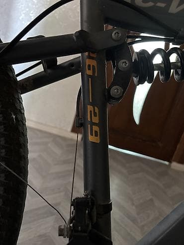 velosiped: AVA V3 dağ velosipedi. Qara və boz rəng kombinində, narıncı — 7