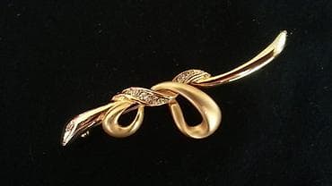 Новая золотая (по цвету) брошка. Очень солидно смотрится