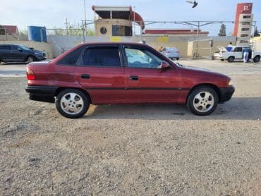 опель зафира а: Opel Astra sedan (qırmızı-bordo rəng), 4 qapılı, AZ dövlət nömrə — 3