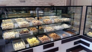 böyük soyuducu: Yüksək keyfiyyətdə şirniyyat vitrinlərinin istənilən ölçü və dizaynda — 15