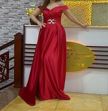 Qırmızı gecə/libas - Model: Uzun, axıcı ətəkli gecə/libas - Rəng