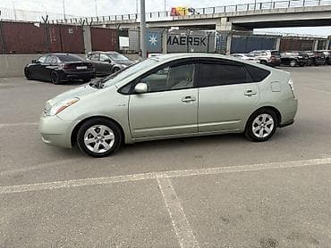 pirus diskleri: Toyota Prius, II nəsil, hibrid liftbek. - Rəng: açıq yaşıl/metallik - — 4