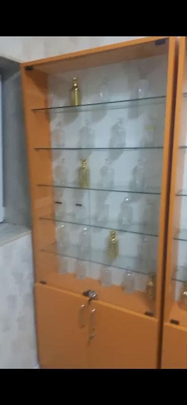 vitri: 2 eded şkaf vitrin 1 eded dekoratif vitrin ela veziyyetde.hun 2m.eni — 4