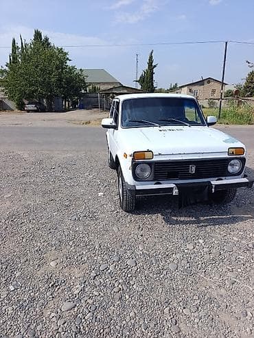 lifan kpr 250: VAZ Niva avtomobili təqdim olunur. Kuzov ağ rəngdədir və klassik 3 — 2