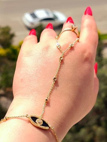 xonca bezekleri: Zəncirli əl bəzəyi (hand chain/hand harness) – bir barmaqdan biləyə — 2