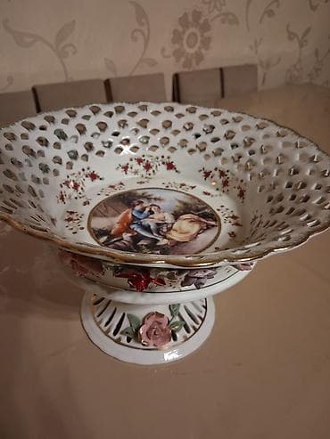 meyve qabı: Porşelen ayaqlı meyvə qabı.İşlənməyib — 2