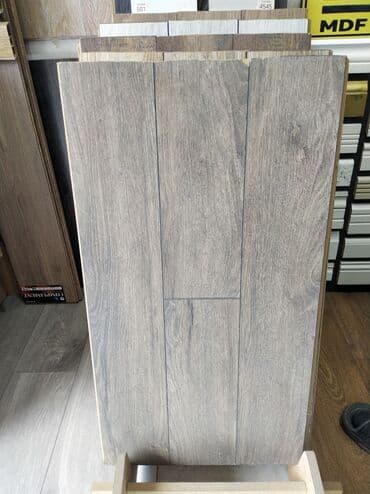 Ламинат: Ağac təqlidi olan, boz rəngli laminat döşəmə paneli. Bu laminat — 1