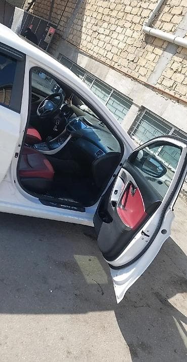 hyundai xg: Hyundai Elantra sedan – ağ rəng, idman üslubunda tam body-kit ilə — 7