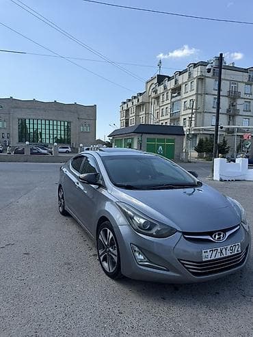 hunday matriks: Hyundai Elantra sedan – gümüşü rəng, aerodinamik kuzov və qara rəngli — 10