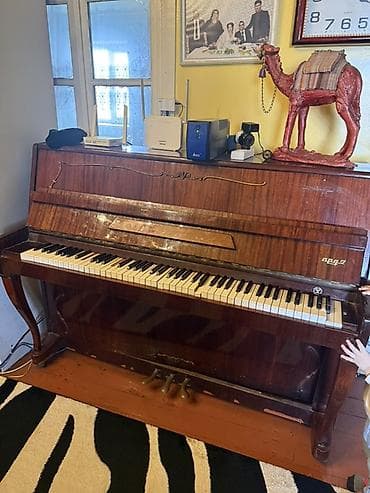 50 azndir gelin goturun unvandan . Ağac korpuslu akustik pianino –