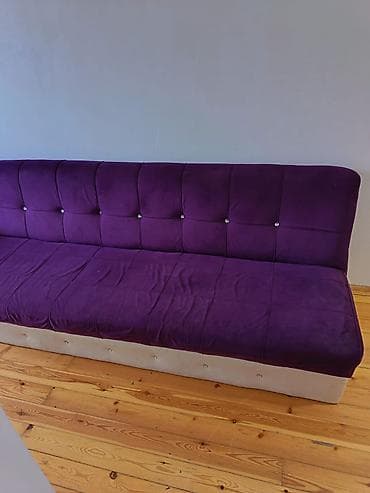 divan mini: Bənövşəyi rəngdə yumşaq parça ilə üzlənmiş rahat divan — 1
