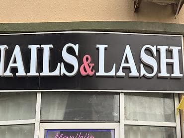 iphone ekran temiri: Nails & Lash reklam şitı — 1