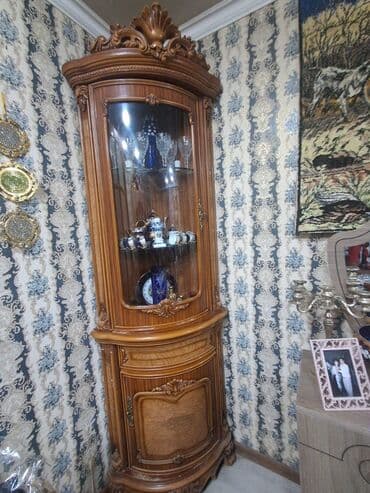 yuk qaldiran kranlar: Şüşəli dolab vitrini — 1