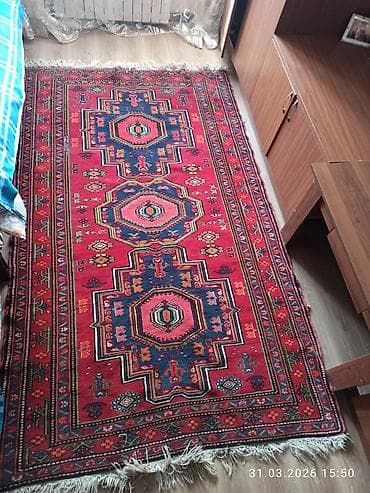 qədim palaz: Qırmızı əsaslı, əl işinə bənzər ənənəvi naxışlı xalça. - Ölçü təxmini — 2