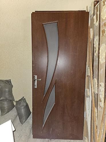 Потолок: 3 ədəd daxili otaq qapısı,işlənmişdir.Qapılardan birinin kilid hissəsi — 5