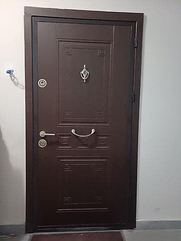 Dəmir giriş qapısı – tünd qəhvəyi rəng, klassik naxışlı panel dizaynı