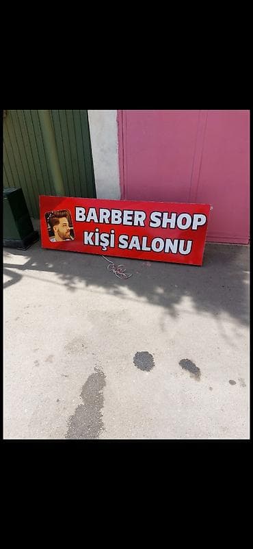 Avadanlığın icarəsi: Barber Shop kişi salonu üçün reklam lövhəsi - Parlaq qırmızı fonlu — 1