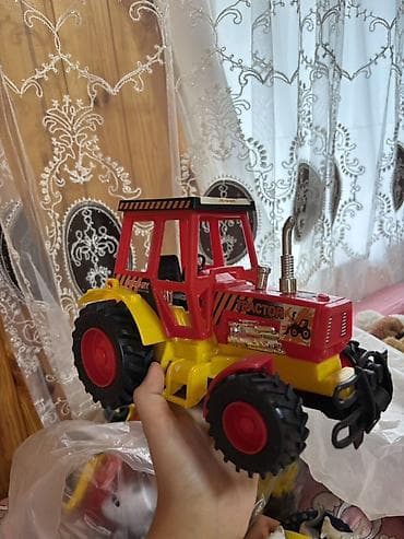oyuncaq qız ucun: Uşaq oyuncağı – Traktor - Rənglər: qırmızı-sarı gövdə, qara iri — 1