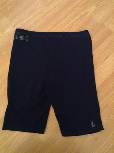 çoban geyimi: Uzguculuk ucun sort
Arena brendi 
Olcu 34 — 2