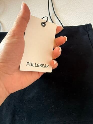toxunma papaq modelleri: Pull&Bear markasına məxsus qara rəngli, nazik çiyin qayışlı krop — 3