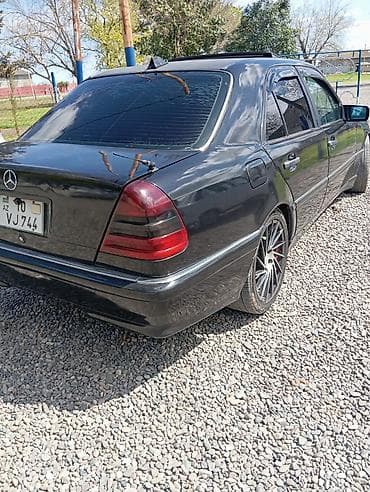 mersede: Mercedes-Benz C-Sinif sedan, qara rəng. - Kuzov: 4 qapılı sedan, qara — 2