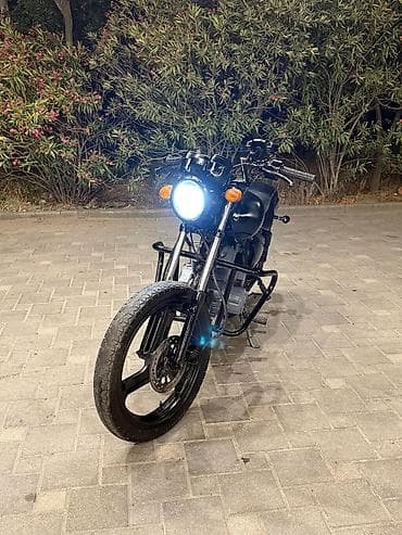 Kafe-reyser üslubunda modifikasiya olunmuş çopper tipli motosiklet — 3
