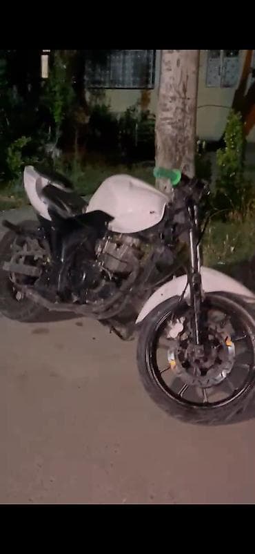 Satılır: yığma street/naked tip motosiklet - Rəng: ağ (qara detallar)