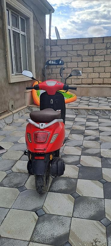 mini karavan: Qırmızı şəhər skuter - Rəng: parlaq qırmızı, qara detallarla - — 1