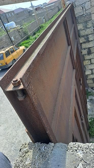 heyet darvazalari: İşlənmiş Dəmir Həyət darvazası, Yana açılan, 4 m, Mexaniki, Qapı ilə, rəng - Qəhvəyi — 4