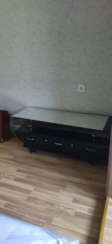 шкаф купе угловой в спальню: 3 qapılı güzgülü şkaf - Rəng: krem/bej tonları, dekorativ qızılı — 5