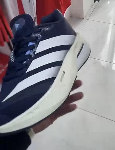 Adidas Adizero kişi qaçış krossovkası - Rəng: tünd göy üst, ağ üç