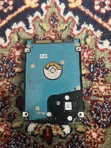 Noutbuk komponentləri: Toshiba 320 GB 2.5" daxili sərt disk (HDD). Model: **Toshiba — 2